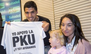 Barcelona  21 04 2016        El delantero del FC Barcelona   Luis Suarez   en el acto de presentacion del nuevo libro de relatos solidarios apadrinado en esta edicion por el jugador uruguayo mostrando una camiseta de apoyo para la asociacion PKU beneficiario de la recaudacion     Fotografia de Jordi Cotrina