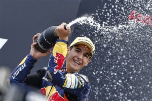 El piloto de Moto3, Luis Salom, festeja en el podio tras ganar una carrera el 29 de junio de 2013 en Assen, Holanda. Salom murió en un choque en una práctica de Moto 2 el viernes, 3 de junio de 2016. (AP Photo/Vincent Jannink, File)