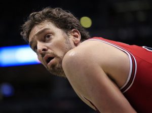 ARCHIVO - En imagen de archivo del domingo 3 de abril de 2016, el pivote de los Bulls de Chicago Pau Gasol  toma un descanso en el duelo con los Bucks, en Milwaukee. Gasol dijo que considera no participar en los Juegos Olímpicos de Río de Janeiro por preocupaciones por el brote del virus de zika. (AP Foto/Darren Hauck, File)