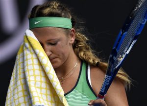 La bielorrusa Victoria Azarenka se seca el sudor durante su partido contra la alemana Angelique Kerber en los cuartos de final del Abierto de Australian el miércoles 27 de enero de 2016. (AP Foto/Andrew Brownbill)