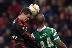 ALE01. LEVERKUSEN (ALEMANIA), 24/02/2016.- Javier Hernández (i) de Leverkusen disputa el balón contra Naldo de Sporting CP hoy, jueves 24 de febrero de 2016, durante un partido de la Liga de Campeones de Europa entre Bayer Leverkusen y Sporting CP en BayArena en Leverkusen (Alemania). EFE/MARIUS BECKER