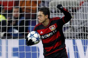 (151209) -- LEVERKUSEN, diciembre 9, 2015 (Xinhua) -- El jugador Javier Hernández de Bayer Leverkusen, festeja su anotación durante el partido de la Liga de Campeones de la Unión de Federaciones de Fútbol Europeas (UEFA, por sus siglas en inglés), ante Barcelona, celebrado en el estadio BayArena, en Leverkusen, Alemania, el 9 de diciembre de 2015. (Xinhua/Imago/ZUMAPRESS) (fnc) (ah) ***DERECHOS DE USO UNICAMENTE PARA NORTE Y SUDAMERICA***