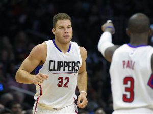 ARCHIVO - En esta foto de archivo del domingo 29 de noviembre de 2015, el escolta de los Clippers de Los Ángeles, Chris Paul, regresa hacia el otro extremo de la cancha luego de encestar en el partido contra los Timberwolves de Minnesota (AP Foto/Mark J. Terrill, archivo)