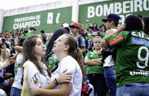 BRA211. CHAPECÓ (BRASIL), 29/11/2016.- Aficionados del equipo de fútbol Chapecoense se reúnen en el estadio Arena Condá hoy, martes 29 de noviembre de 2016, en Chapecó, Santa Catarina (Brasil). La final soñada de la Copa Sudamericana de fútbol acabó en tragedia para el club brasileño Chapecoense, cuya expedición a la ciudad colombiana de Medellín dejó 75 muertos y seis heridos al accidentarse en una montaña el avión en que viajaban, según precisaron hoy las autoridades. EFE/Caciano Paludo