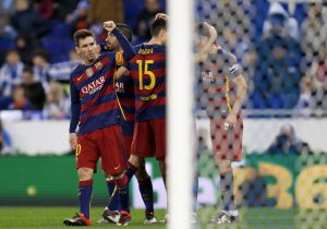 GRA551. BARCELONA, 13/01/2016.- El delantero argentino del F. C. Barcelona, Leo Messi (i), celebra el segundo gol del equipo blaugrana, durante el encuentro correspondiente a la vuelta de los octavos de final de la Copa del Rey, que han disputado esta noche frente al Espanyol en el RCDE Stadium de Cornella El Prat. EFE / Alejandro García.