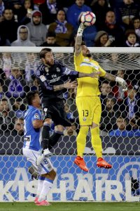 GRA685. 05/04/2017.- El defensa del Real Madrid, Sergio Ramos (c), intenta rematar ante los jugadores del Leganés, el guardameta Iago Herrerín (d) y el centrocampista brasileño, Gabriel Pires, durante el encuentro correspondiente a la jornada 30 de primera división que disputan esta noche en el estadio de Butarque, en la localidad madrileña. EFE / JuanJo Martín.