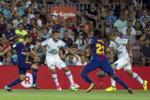 GRA314. BARCELONA, 07/08/2017.- El capitán del Chapecoense Alan Ruschel (2i) pelea un balón con el defensa del Barcelona Jordi Alba (i) en partido correspondiente al Trofeo Joan Gamper que se disputa esta noche en el Camp Nou. EFE/Quique García