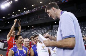 CLU06. CLUJ NAPOCA (RUMANÍA), 04/09/2017.- El exjugador de baloncesto Gheorghe Muresan (d) uno de los dos jugadores más altos de la historia de la NBA, firma autógrafos para niños y jóvenes con necesidades especiales, que hacen parte de la Fundación de Olimpiadas Especiales de Rumanía, antes de un juego del grupo C entre Rumanía y España por el FIBA EuroBasket 2017, en Cluj-Napoca (Rumanía) hoy, lunes 4 de septiembre de 2017. EFE/ROBERT GHEMENT