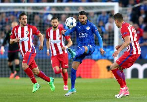 LEI01. LEICESTER (R.UNIDO), 18/04/2017.- El jugador Jose Maria Gimenez (d) de Atlético de Madrid disputa el balón con Riyad Mahrez (2d) de Leicester hoy, martes 18 de abril de 2017, durante un partido entre el Leicester City y el Atlético de Madrid de la Liga de Campeones, que se disputa en Leicester (Reino Unido). EFE/TIM KEETON