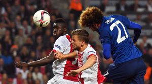 EST17. ESTOCOLMO (SUECIA), 24/05/2017.- El jugador Marouane Fellaini (d), del Manchester United, en acción ante Joel Veltman (c) y Davinson Sánchez (i), del Ajax, durante el partido final de la Liga Europa de la UEFA entre el Ajax Amsterdam, de Holanda, y el Manchester United, de Reino Unido, disputado hoy, miércoles 24 de mayo de 2017, en el estadio Friends Arena de la ciudad de Estocolmo (Suecia). EFE/GEORGI LICOVSKI