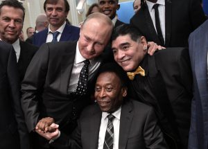 EPA139. MOSCÚ (RUSIA), 01/12/2017.- El presidente ruso Vladimir Putin (izda) posa junto al argentino Diego Armando Maradona (dcha) y al brasileño Pelé, antes del sorteo del Mundial de Rusia 2018 celebrado en el Palacio del Kremlin de Moscú, Rusia, el 1 de diciembre del 2017. EFE/Alexey Nikolsky CRÉDITO OBLIGATORIO