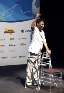 -FOTODELDÍA- RIO01. RÍO DE JANEIRO (BRASIL), 15/01/2018.- El exfutbolista brasileño Edson Arantes do Nascimento 'Pelé' acude apoyado en un andador a la ceremonia inaugural del campeonato regional de fútbol del estado de Río de Janeiro (Brasil) hoy, lunes 15 de enero de 2018, y afirmó sobre el aparato que se trata de sus nuevas zapatillas. El tres veces campeón mundial, a sus 77 años, enfrenta desde 2012 diferentes problemas médicos y en los últimos años ha sido sometido a delicadas cirugías de cadera, menisco y columna, que le han obligado a utilizar desde bastón hasta silla de ruedas. EFE / STR