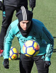 GRAF2903. MADRID, 02/02/2018.- El delantero portugués del Real Madrid Cristiano Ronaldo durante el entrenamiento realizado hoy en la Ciudad Deportiva de Valdebebas, para preparar el partido de la vigésima segunda jornada de Liga de Primera División que el conjunto blanco disputa contra el Levante mañana en el Estadio Ciudad de Valencia. EFE/J.J. Guillen