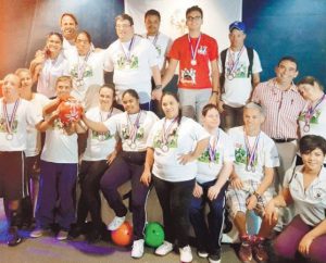 premian-atletas-con-discapacidad-en-torneo-boliche